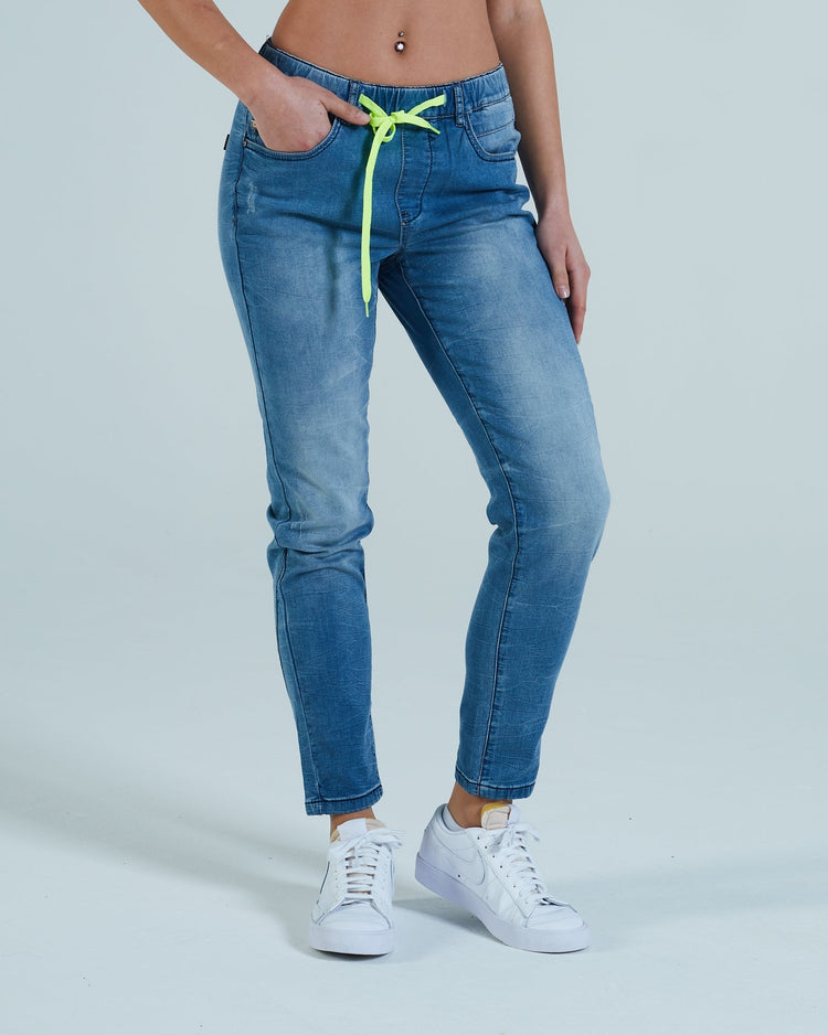 Aliya Jogger Jean Medium Blue Wash