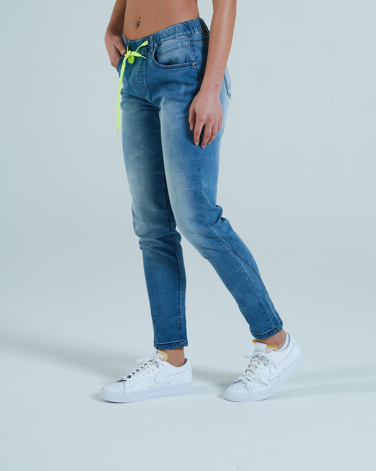 Aliya Jogger Jean Medium Blue Wash