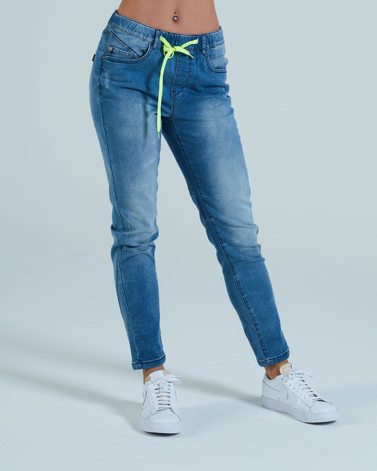 Aliya Jogger Jean Medium Blue Wash