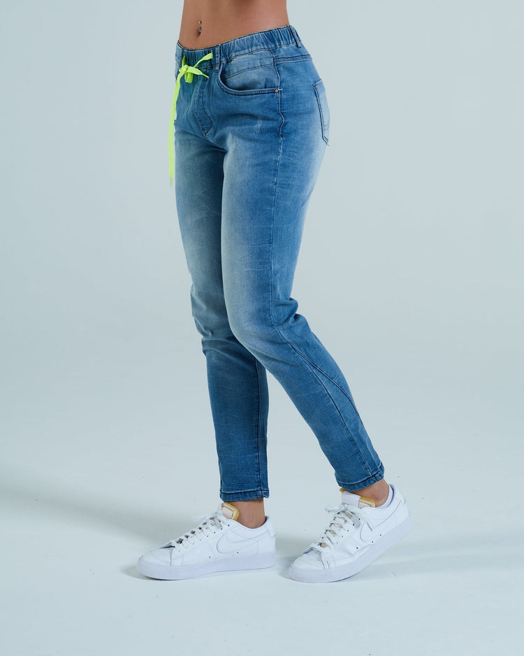 Aliya Jogger Jean Medium Blue Wash